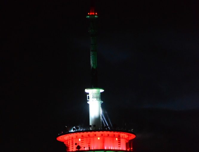 Leuchtsignal - Der Fernsehturm in Porta leuchtet